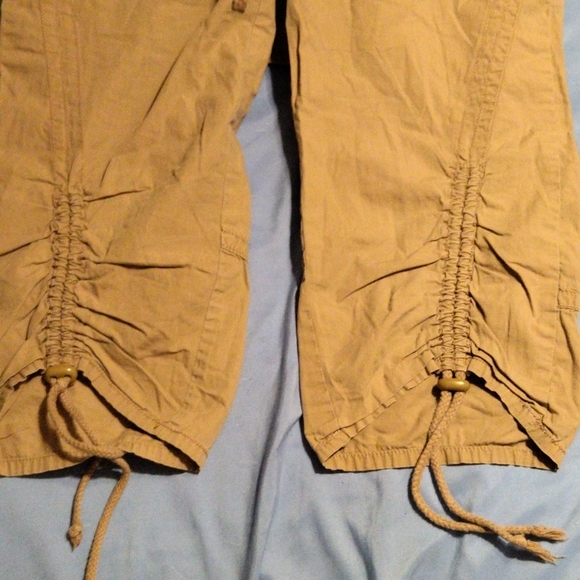 Ladies Khaki Capris - Picture 5 of 10